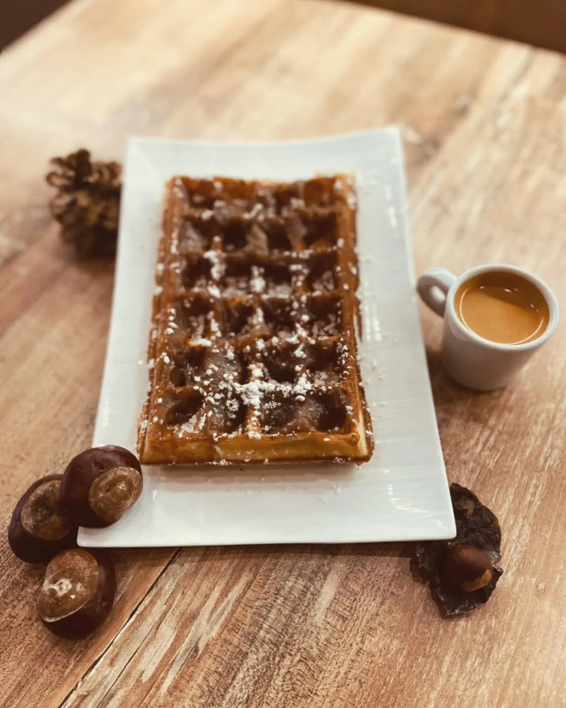 Gaufre liégeoise au sucre glace accompagnée d'un café signature