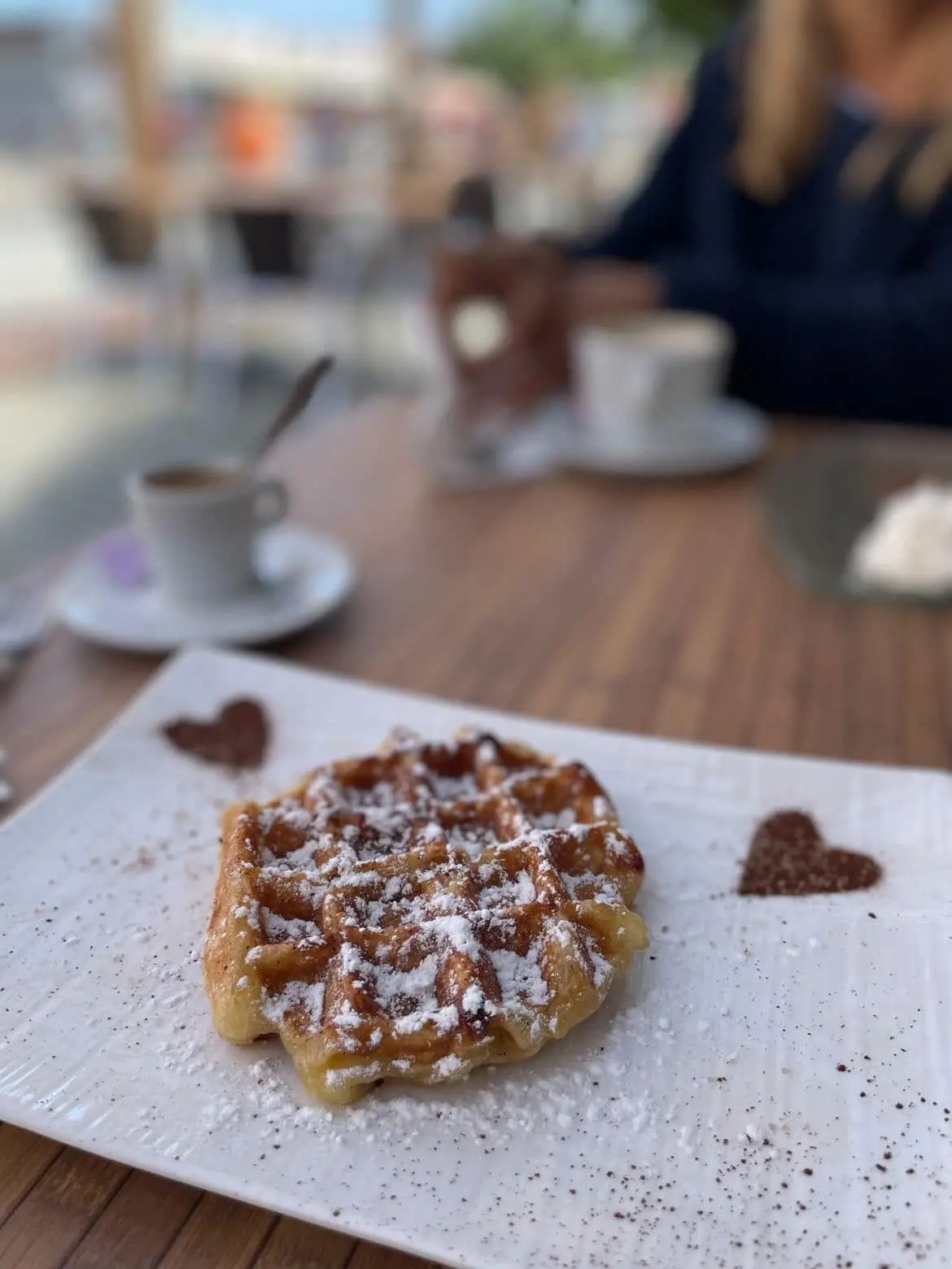 Gaufre dorée nappée de sucre glace à déguster en terrasse