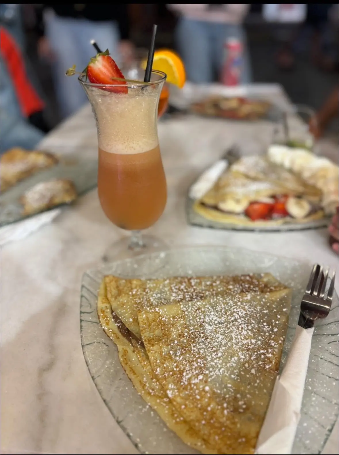 Crêpe au Nutella accompagnée d'un cocktail orange fraise