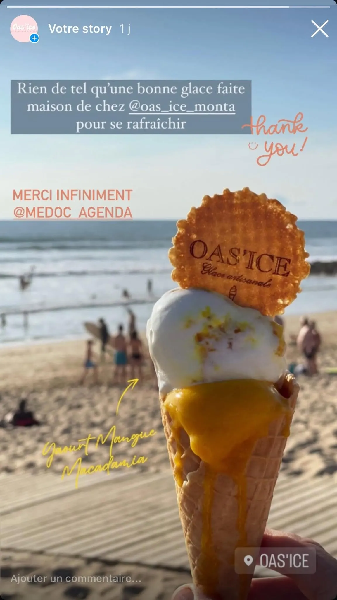 Glace artisanale yaourt-mangue-macadamia d'Oas'ice servie sur la plage de Montalivet