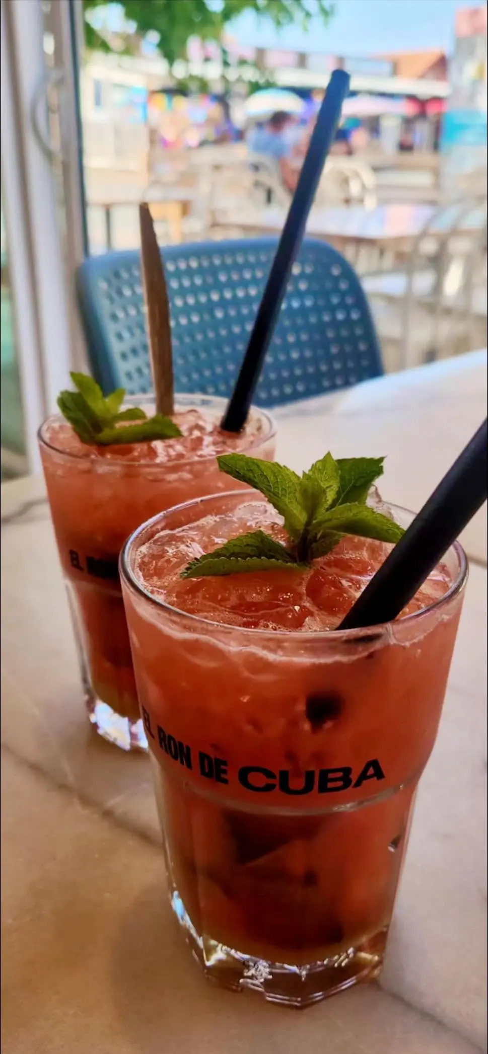 Cocktails frais de la maison Oas'ice servis en terrasse à Montalivet