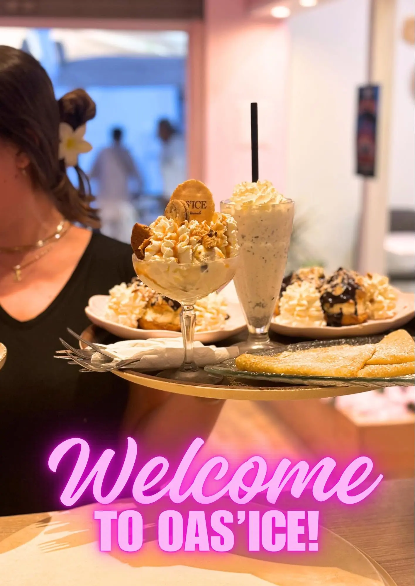 L'équipe d'Oas'ice présente un plateau de gourmandises, milkshake et crêpes
